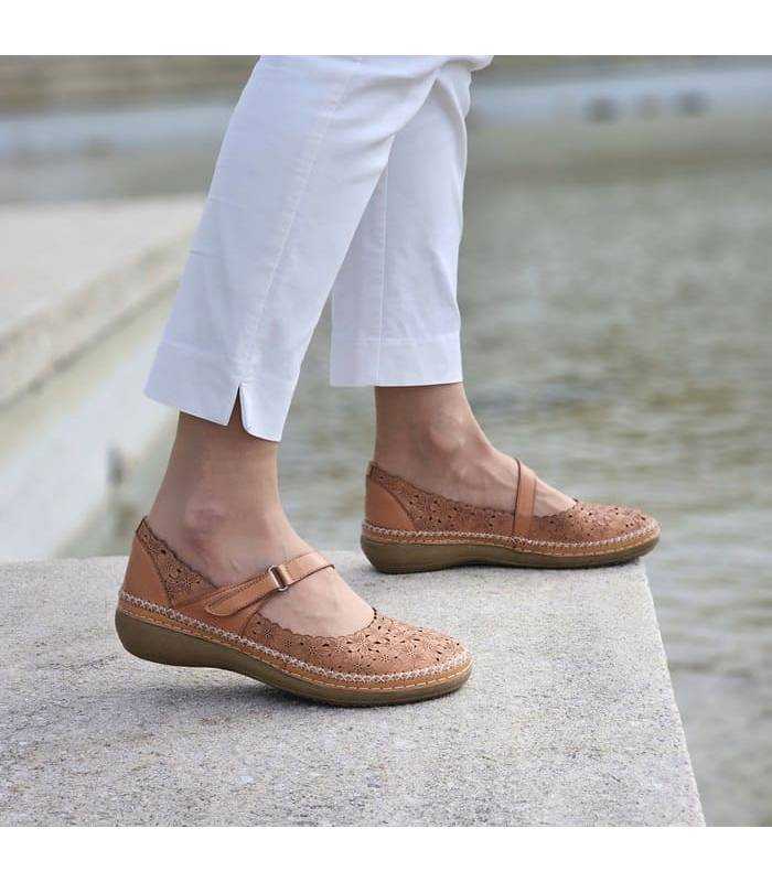 mujer posando con los zapatos mercedes de piel marrones vicmart puestos