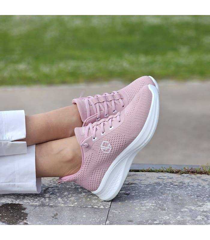 zapatillas de mujer deportivas rosas de Mysft puestas