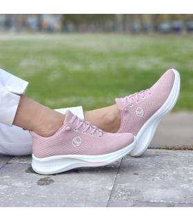mujer posando con Zapatillas deportivas rosa mujer Mysoft cómodas puestas