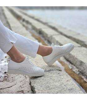 mujer posando con plantalon blanco con los zapatos de cordones verano de Chika 10 puestos rebajas