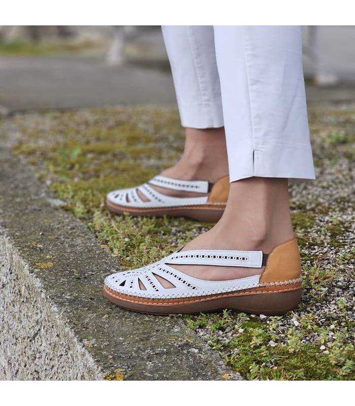 mujer posando con pantalon blanco con los zapatos de horma amplia blancos de Vicamart