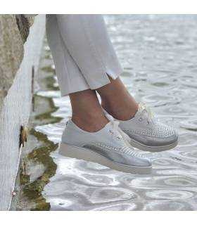 mujer posando con p`lantalon blanco con los zapatos de Chika10 puestos