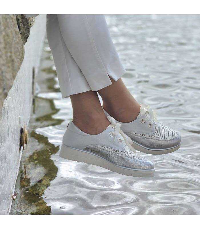 mujer posando con p`lantalon blanco con los zapatos de Chika10 puestos