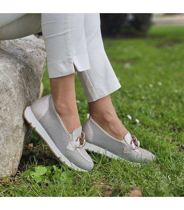Mocasínes Doctor Cutillas color champan con ancho especial y hebilla decorativa, vista de medio puestos