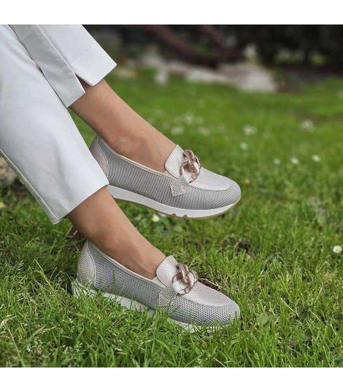 Zapatos mocasín verano mujer hebilla color champan puestos