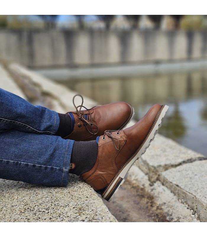 zapatos Coronel Tapioca hombre marrón, puestos con vaqueros