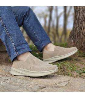 mocasines deportivos hombre Jhayber beige puestos con vaqueros