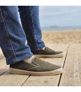 alpargatas hombre lona cómodas Alberola verdes puestas en la playa puestas con vaqueros en la playa