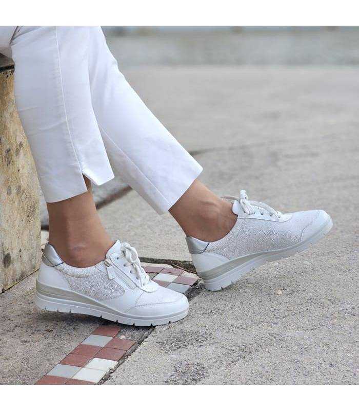 modelo posando con zapatos anchos mujer piel blnacos puestos