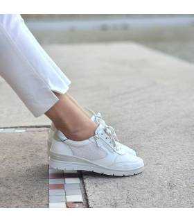 Zapato deportivo blanco suave con licra para mujer de Lumel puestos