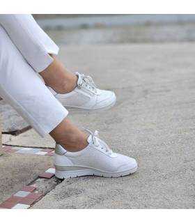 mujer posando con los zapatos anchos mujer piel puestos blancos