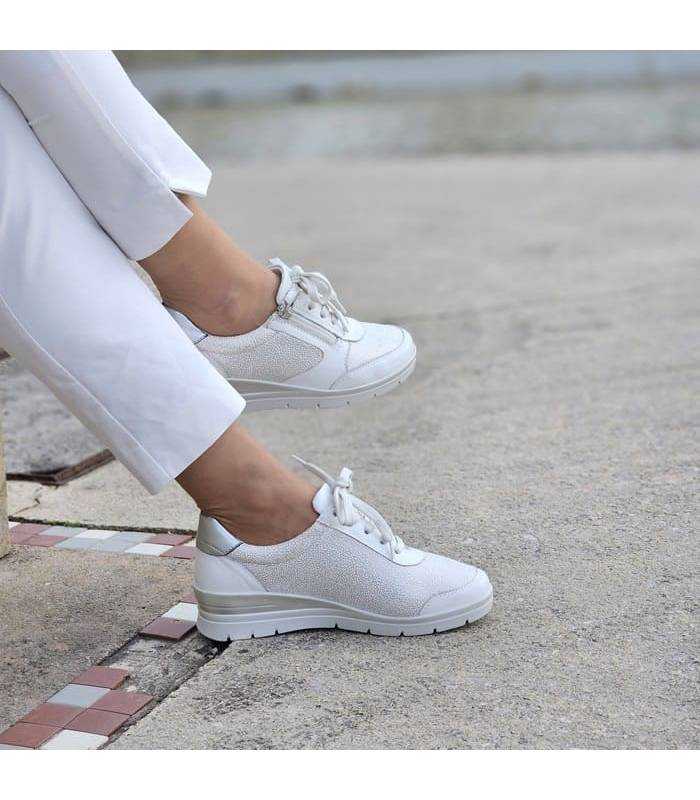 mujer posando con los zapatos anchos mujer piel puestos blancos