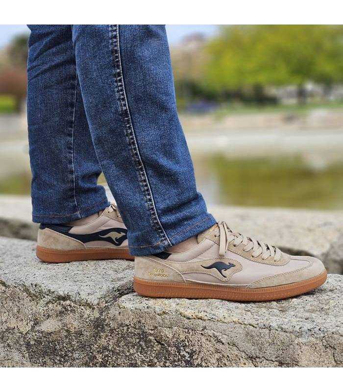 Zapatillas hombre casual Kangaroos K25 taupe puestas