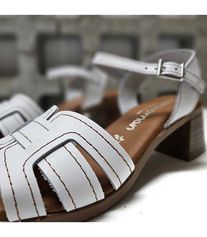 sandalias blancas mujer detalle pala piel pespuntes