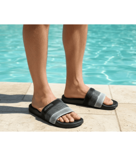 Chanclas pala hombre cómodas Nicoboco Yop negras puestas en la piscina