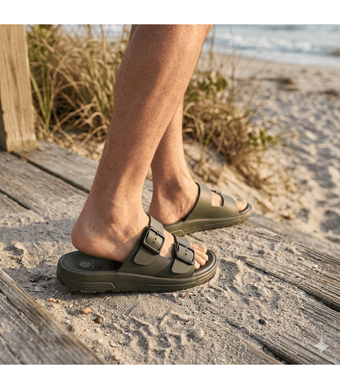 Chanclas verdes hombre playa Kelara doble hebilla puestas en la playa