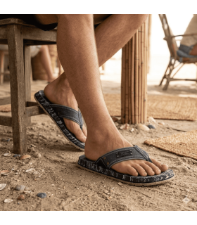 hombre posando en un chiringito con las chanclas de skechers comodas puestas