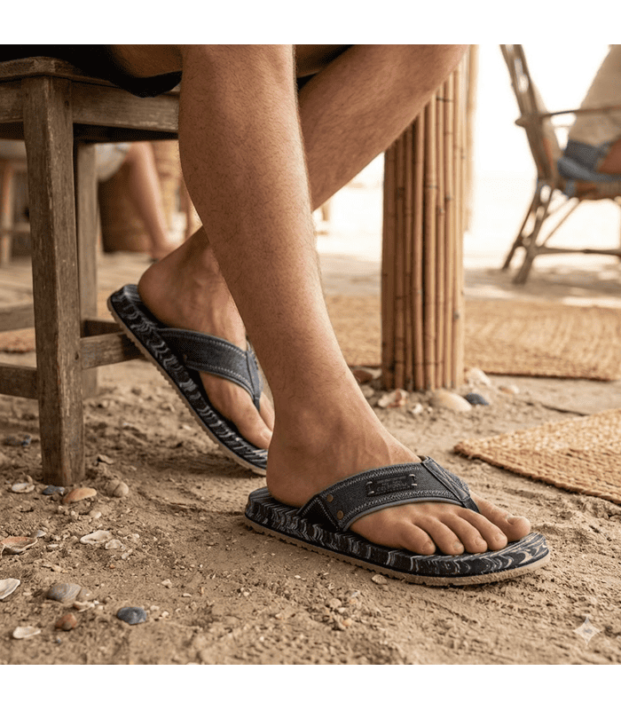 hombre posando en un chiringito con las chanclas de skechers comodas puestas