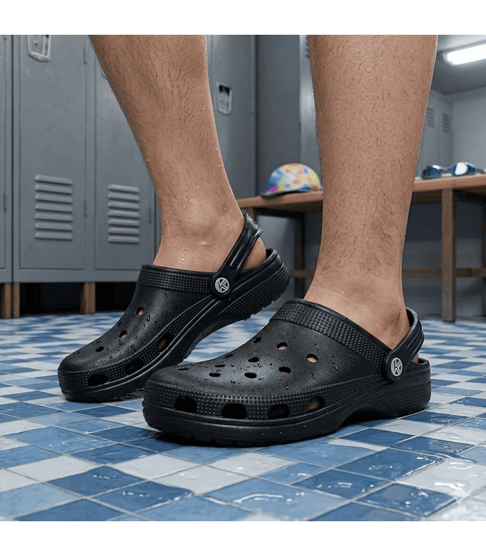 Zuecos cómodos hombre verano Kelara negros puestos en vestuario de piscina