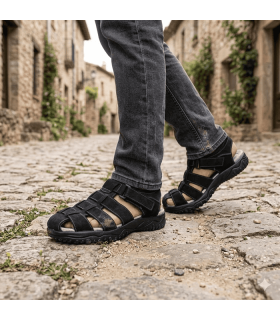 hombre posando enun entorno rural con las sandalias cerradas de hombre puestas negras