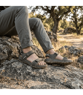 Sandalias trekking hombre Nicoboco con velcro verdes puestas