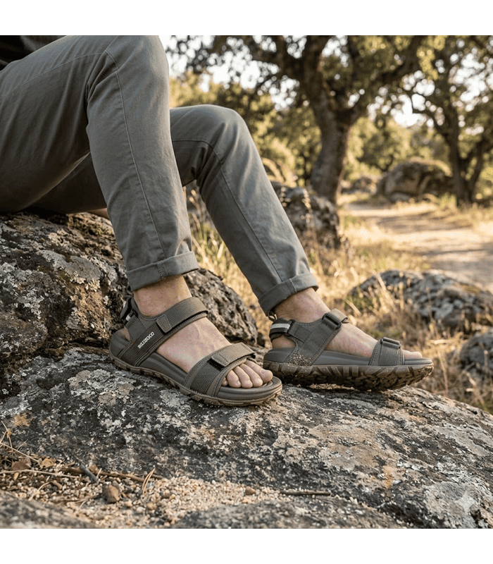 Sandalias trekking hombre Nicoboco con velcro verdes puestas