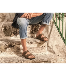 hombre posando con las sandalias de piel marrones de Autenti puestas