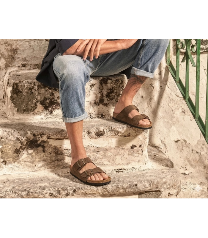 hombre posando con las sandalias de piel marrones de Autenti puestas