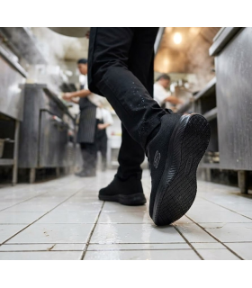 Skechers Work antideslizantes Daxtin puestas en un camarero
