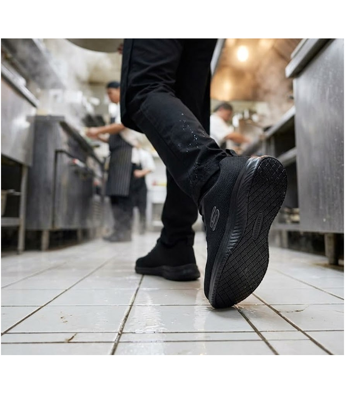 Skechers Work antideslizantes Daxtin puestas en un camarero
