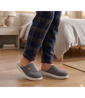 mujer posando con las zapstillas de plumaflex de verano azules