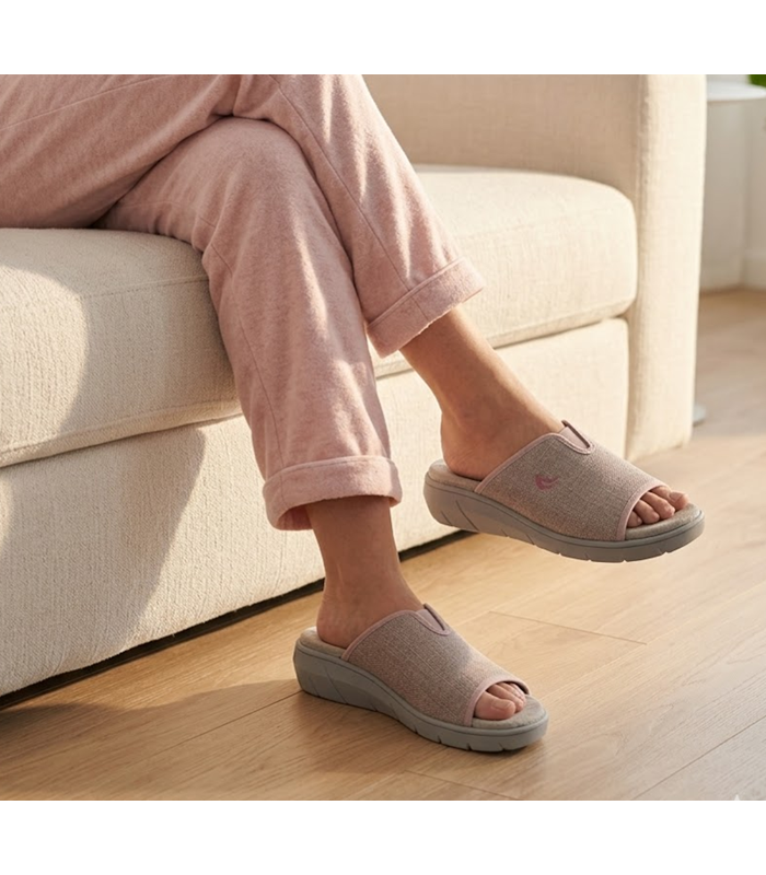mujer posando sentada on pijama y las zapatilla plumalfex descalzas puestas