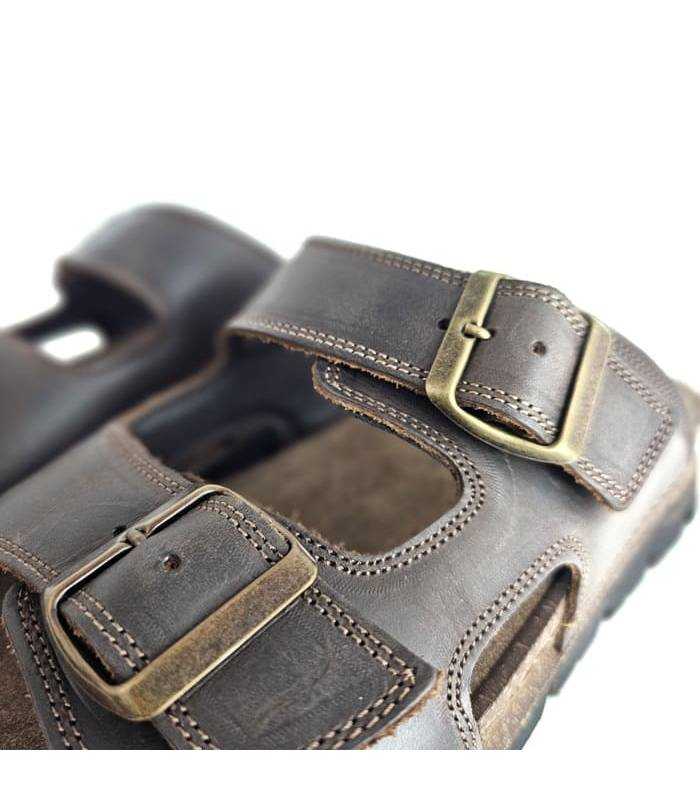 detalle sandalias piel marrón hebillas Zen