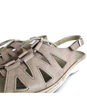 Detalle cordón ajuste sandalias piel beige mujer Suave
