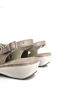 Sandalias de mujer beige en piel de horma ancha, vista del talón