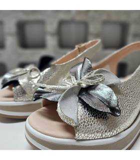 sandalias mujer con flor dorada piel