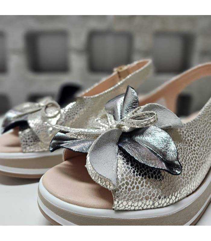 sandalias mujer con flor dorada piel