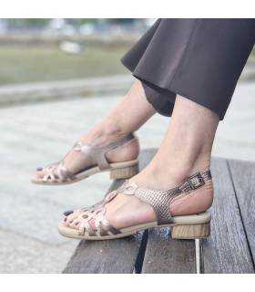 mujer posando con las sandalias color bronce cómodas mujer puestas