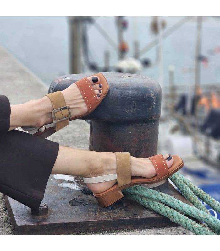 mujer posando con las sandalias mujer tacón bajo serraje beige puestas
