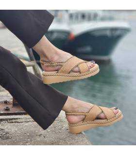 sandalias plataforma piel mujer camel trenzadas Chika10 puestas