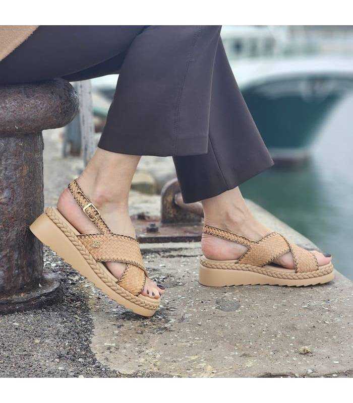 Mujer posando sandalias verano mujer camel cómodas plataforma Chika10 puestas