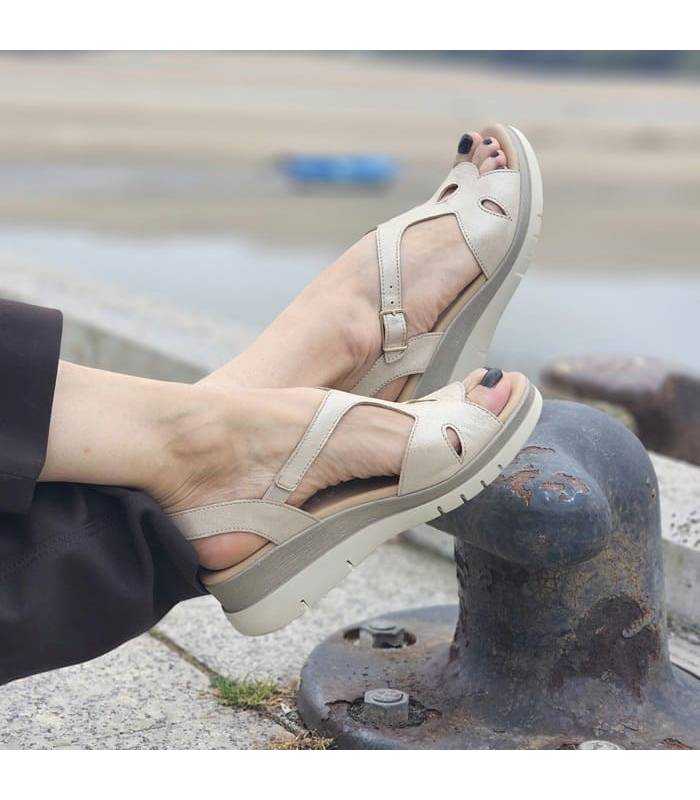 sandalias DChicas mujer cuña piel beige puestas