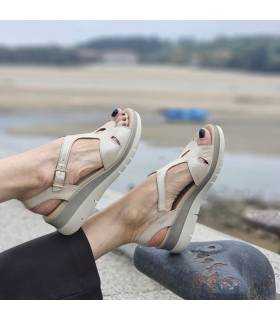 Mujer posando con lassandalias mujer piel cuña DChicas beige puestas