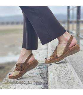 sandalias marrones Comfort Class mujer puestas
