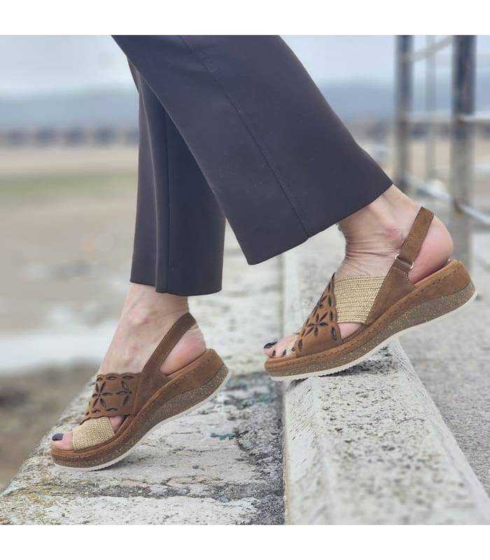 sandalias marrones Comfort Class mujer puestas