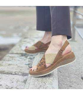 Mujer posando con lasSandalias Comfort Class mujer cómodas marrones puestas