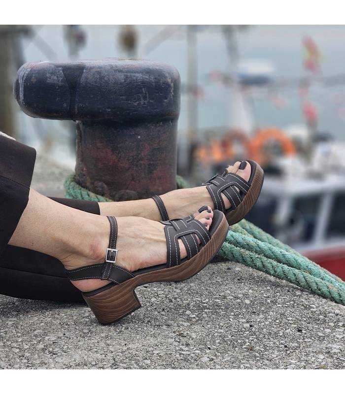 mujer posando con las sandalias tacón cómodo mujer hebilla tobillo puestas