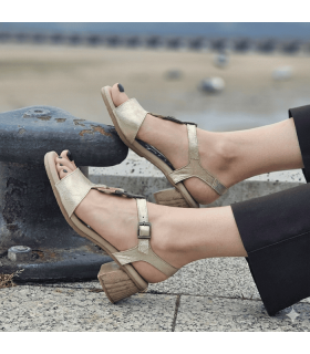sandalias vestir cómodas mujer de tacon medio doradas puestas