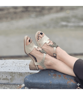 sandalias tacón medio cómodas  de Suave by Leyland puestas