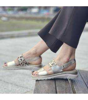 mujer posando con las sandalias de Suave by Leyland puestas